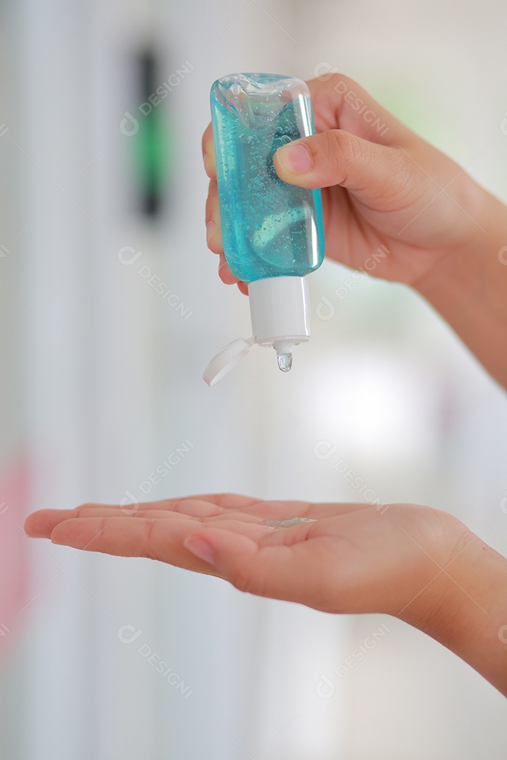 Mulher que desinfeta a pele com desinfetante para as mãos previne a infecção