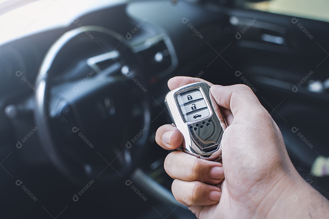 Controle remoto de entrada sem chave do carro na mão do carro proprietário com carro