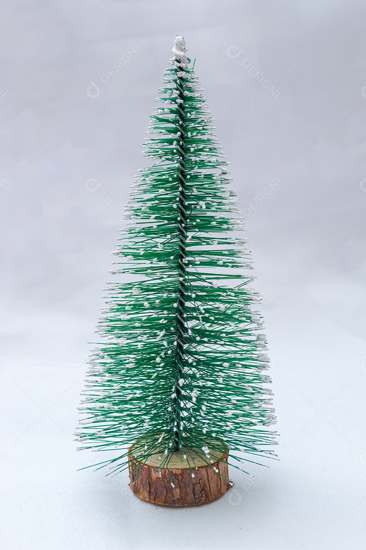 pinheiro de Natal de madeira em um fundo branco no Rio de Janeiro.