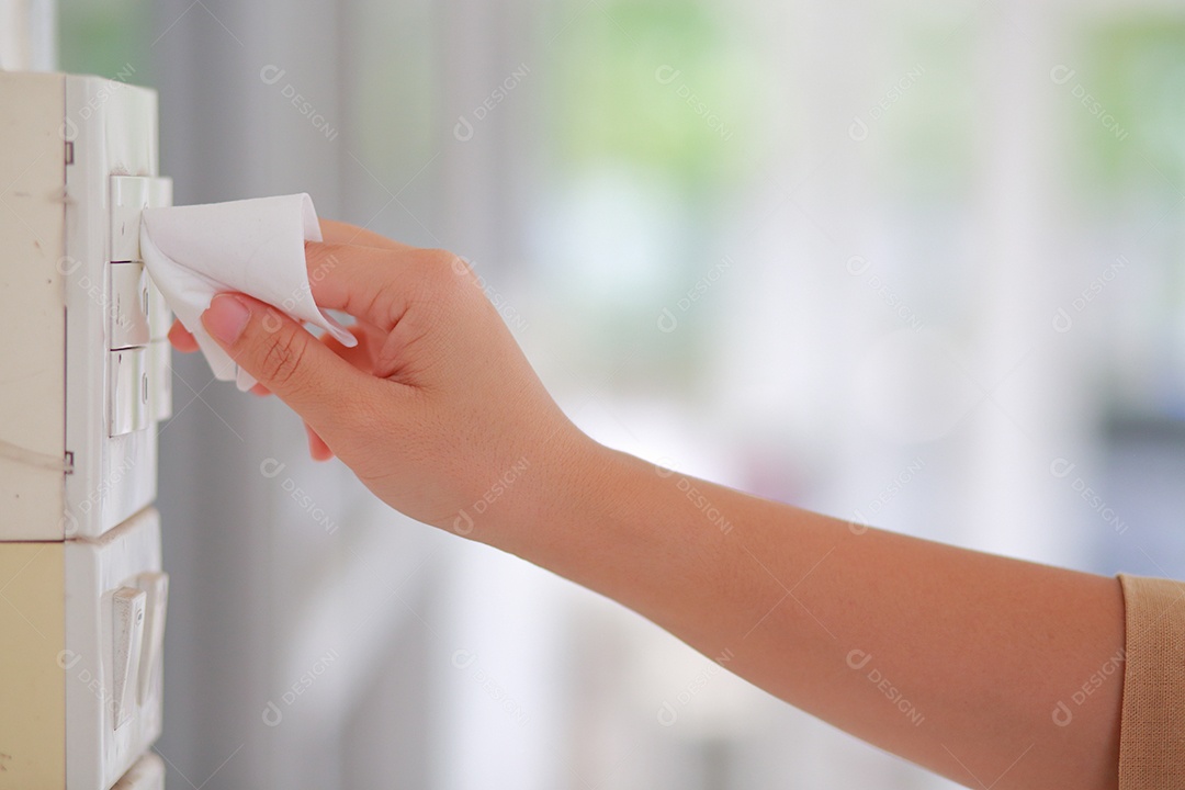 Mulher está tocando um interruptor de luz para acender as luzes