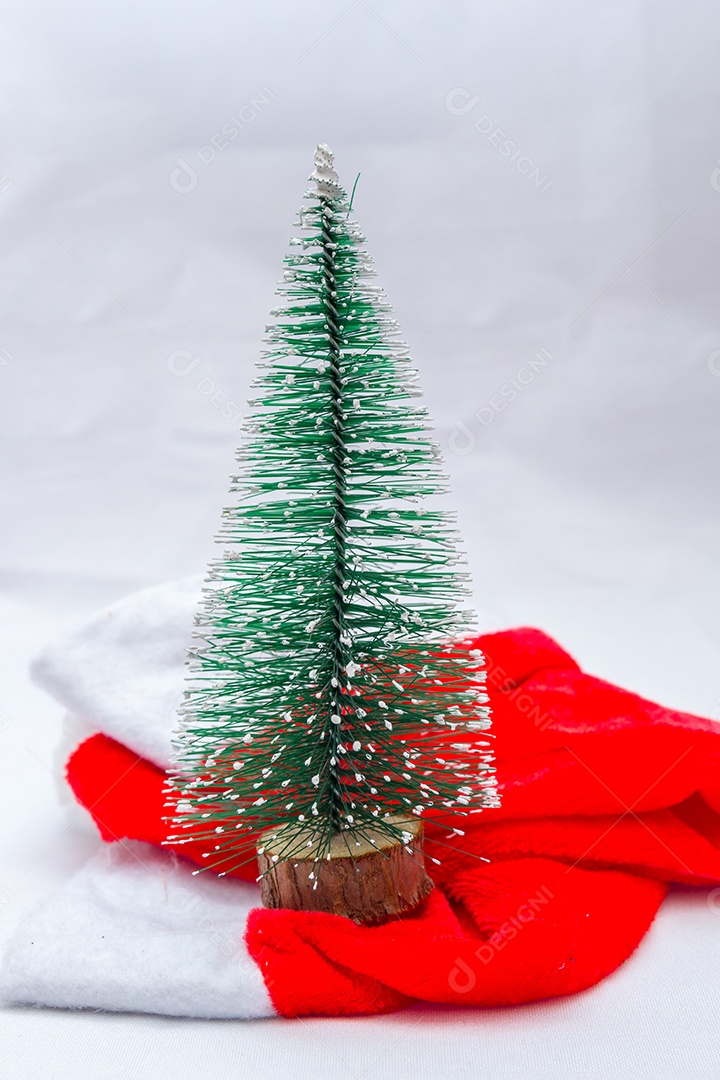pinheiro de Natal de madeira em um fundo branco no Rio de Janeiro.