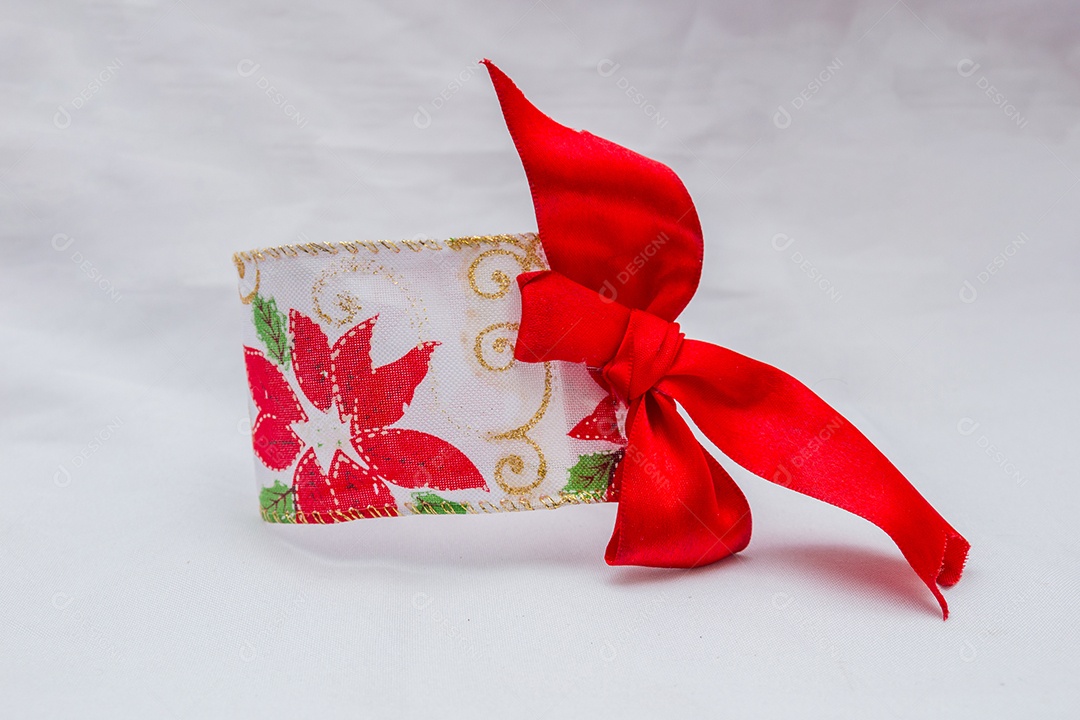 Decoração de Natal em um fundo branco no Rio de Janeiro.