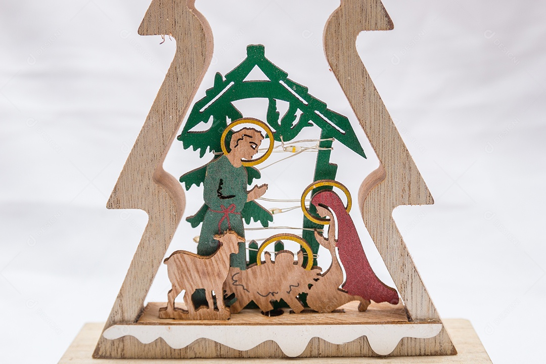 Presépio com tema natalino em fundo branco no Rio de Janeiro.