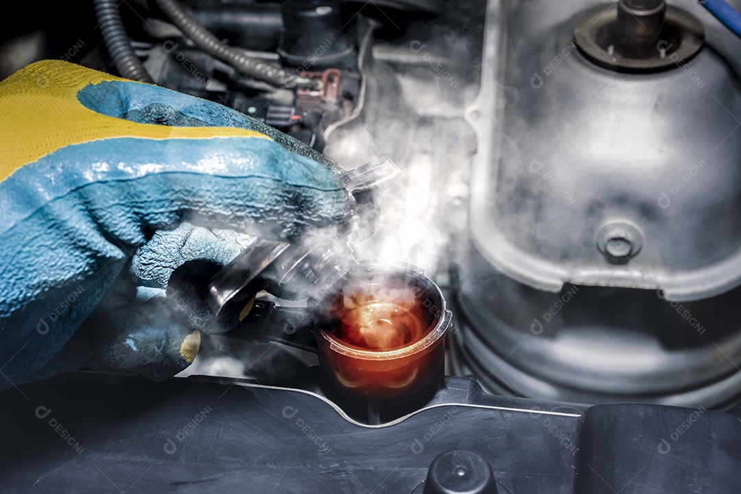 Alta temperatura do fluido refrigerante e fumaça no vapor do carro