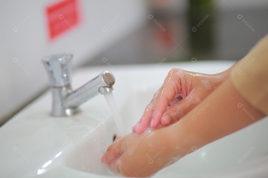 Lavar as mãos com água morna e sabão, esfregando as unhas e dedos