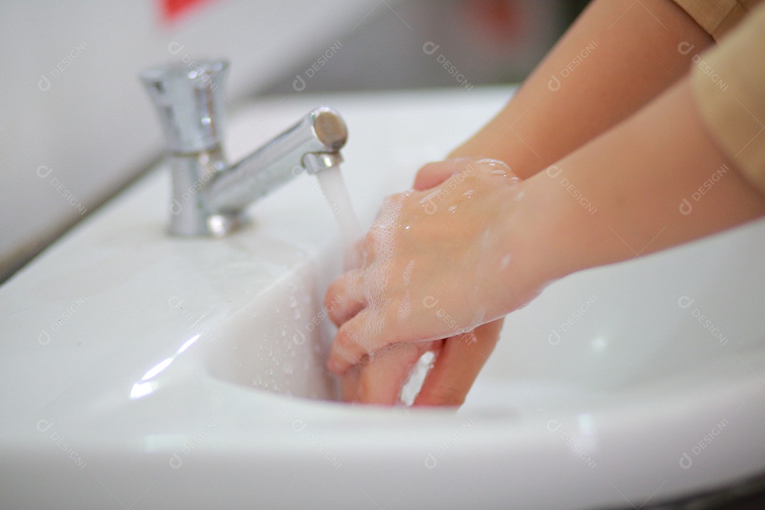 Lavar as mãos com água morna e sabão, esfregando as unhas e dedos