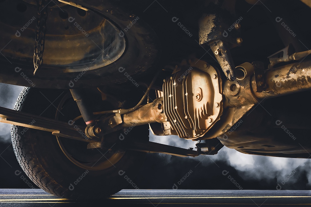 Eixo traseiro com sujeira de caminhonete na estrada de asfalto