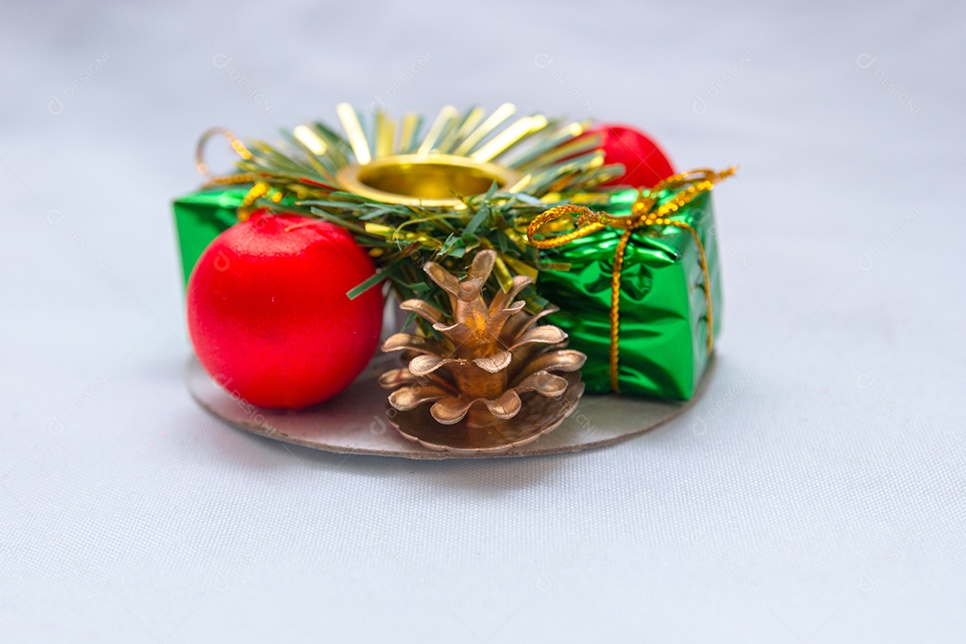 Castiçal com tema natalino em fundo branco no Rio de Janeiro.