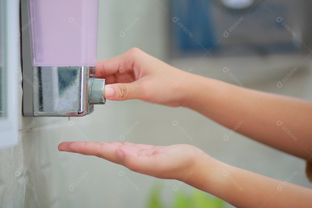 Lavar as mãos com água morna e sabão, esfregando as unhas e dedos