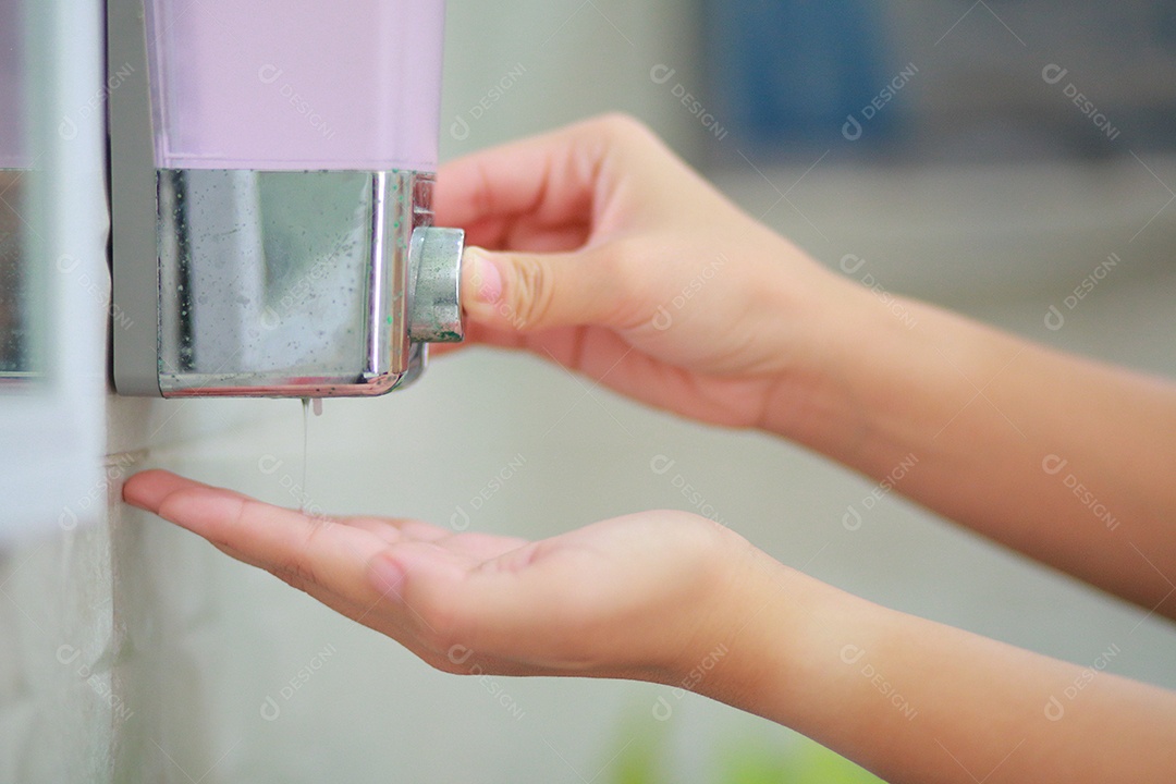 Lavar as mãos com água morna e sabão, esfregando as unhas e dedos