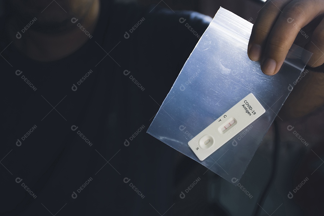 Própria mão mostrando resultado positivo do teste Covid-19 com SARS CoV-2
