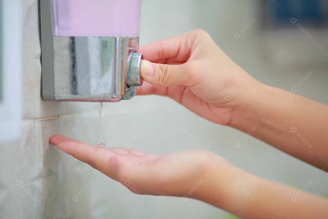 Lavar as mãos com água morna e sabão, esfregando as unhas e dedos