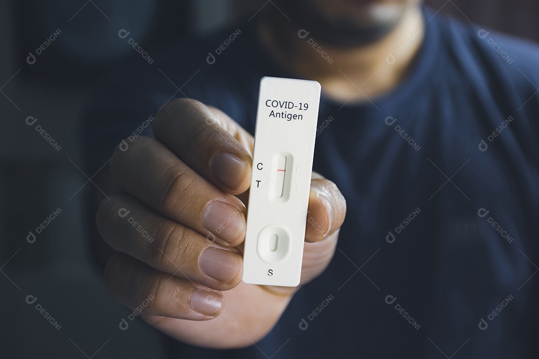 Própria mão mostrando resultado negativo do teste Covid-19 com SARS CoV-2