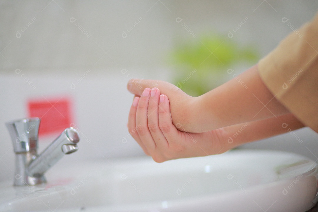 Lavar as mãos com água morna e sabão, esfregando as unhas e dedos