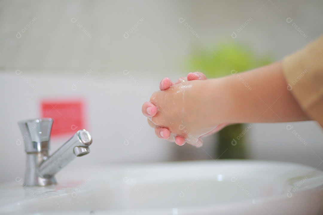 Lavar as mãos com água morna e sabão, esfregando as unhas e dedos