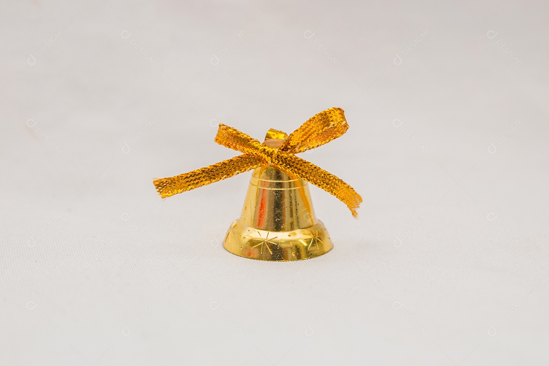 Decoração de Natal em um fundo branco no Rio de Janeiro.