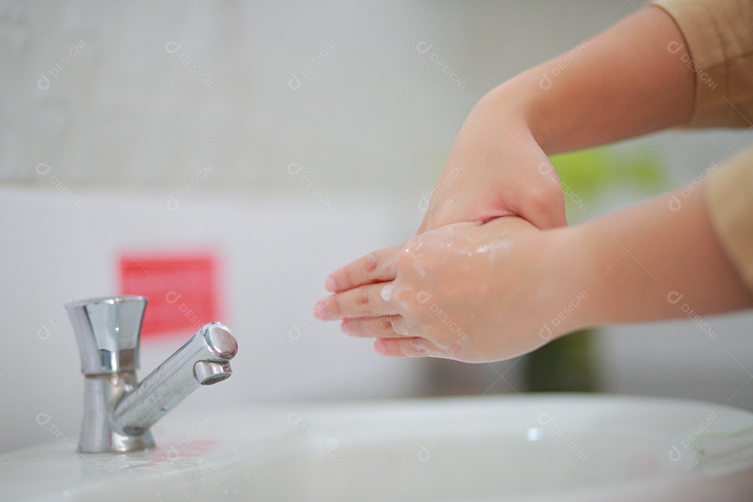 Lavar as mãos com água morna e sabão, esfregando as unhas e dedos