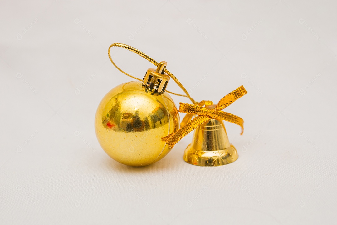 Decoração de Natal em um fundo branco no Rio de Janeiro.