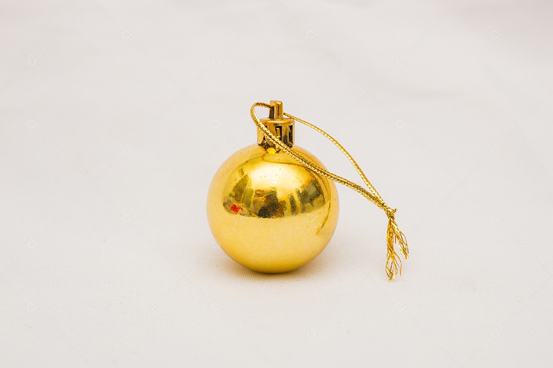 Decoração de Natal em um fundo branco no Rio de Janeiro.