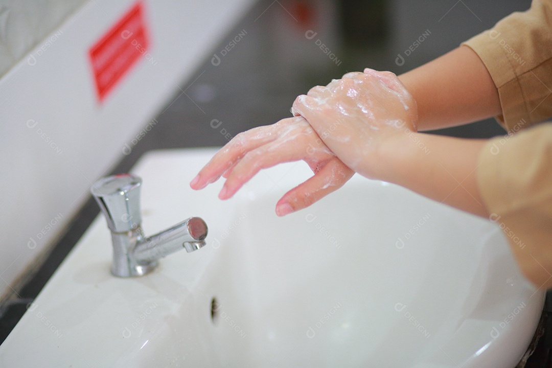 Lavar as mãos com água morna e sabão, esfregando as unhas e dedos