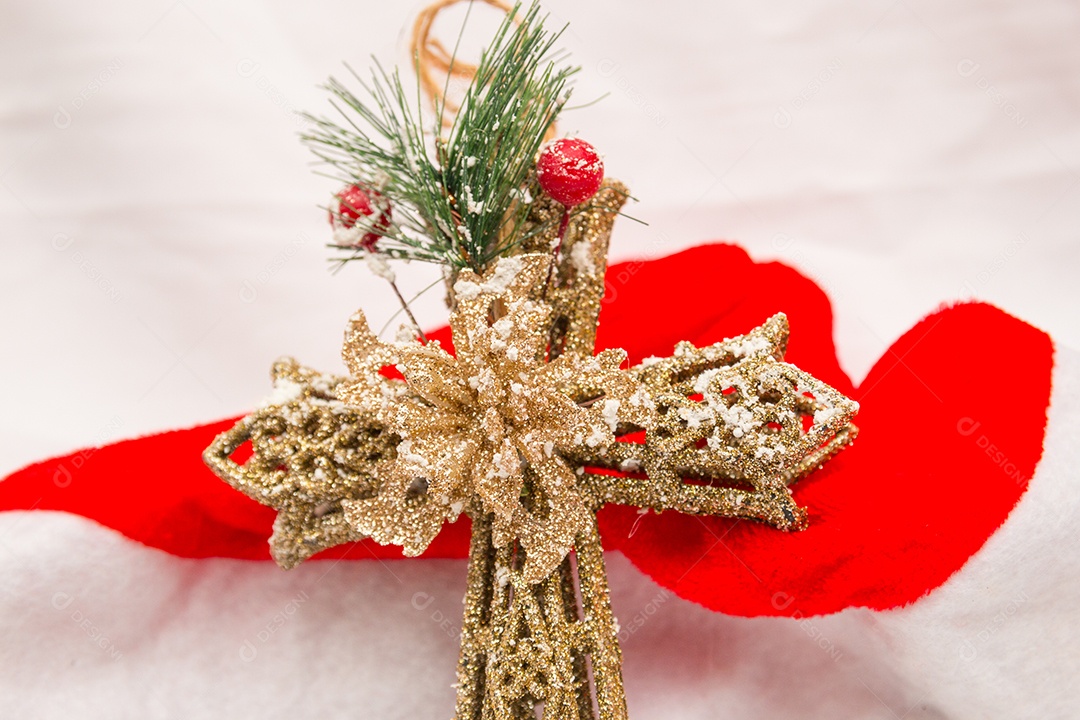 Decoração de Natal em um fundo branco no Rio de Janeiro.