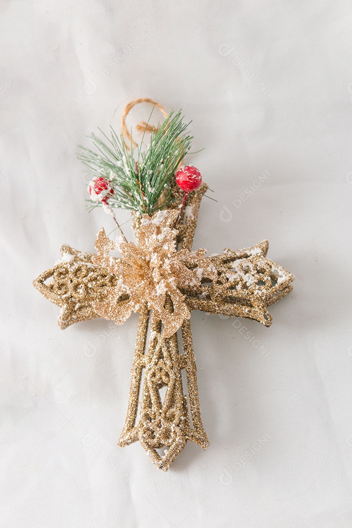 Decoração de Natal em um fundo branco no Rio de Janeiro.