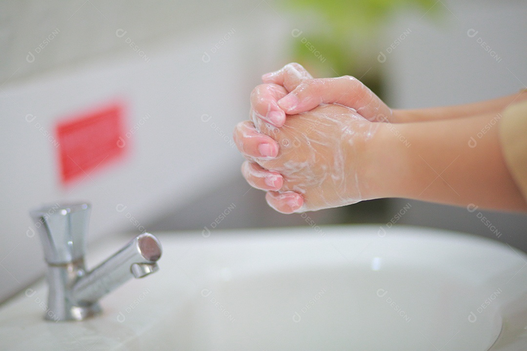 Lavar as mãos com água morna e sabão, esfregando as unhas e dedos