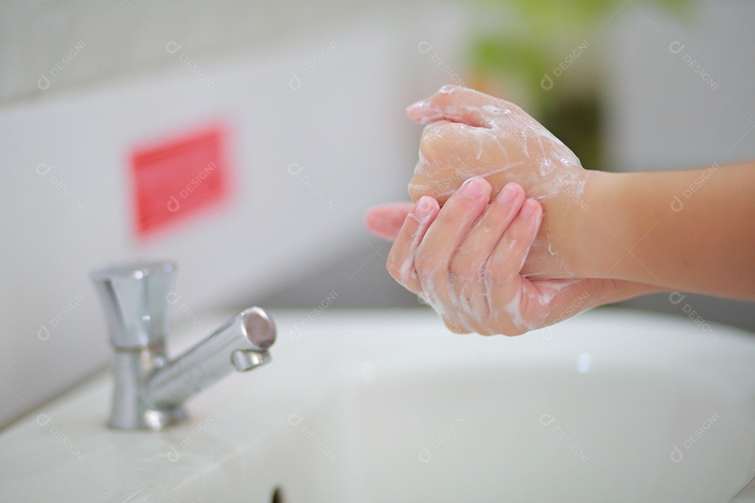 Lavar as mãos com água morna e sabão, esfregando as unhas e dedos