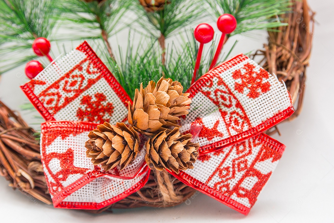 arco com pinha e laços com tema natalino em fundo branco no Rio de Janeiro.