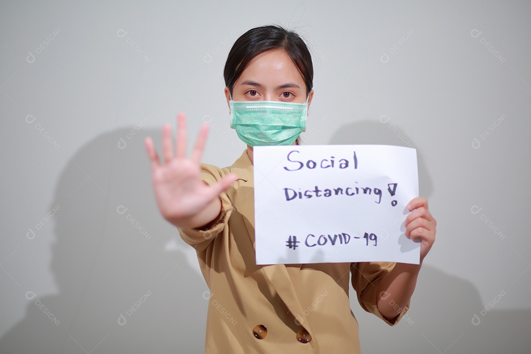 Mulher com seu papel mostra a tela para informar seus funcionários