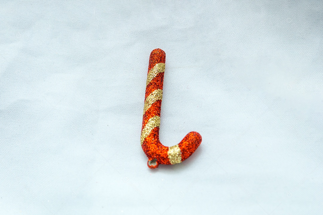 Decoração de Natal em um fundo branco no Rio de Janeiro.