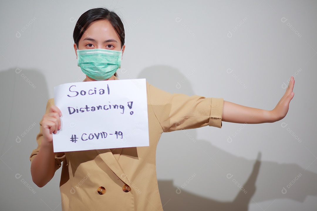 Mulher com seu papel mostra a tela para informar seus funcionários