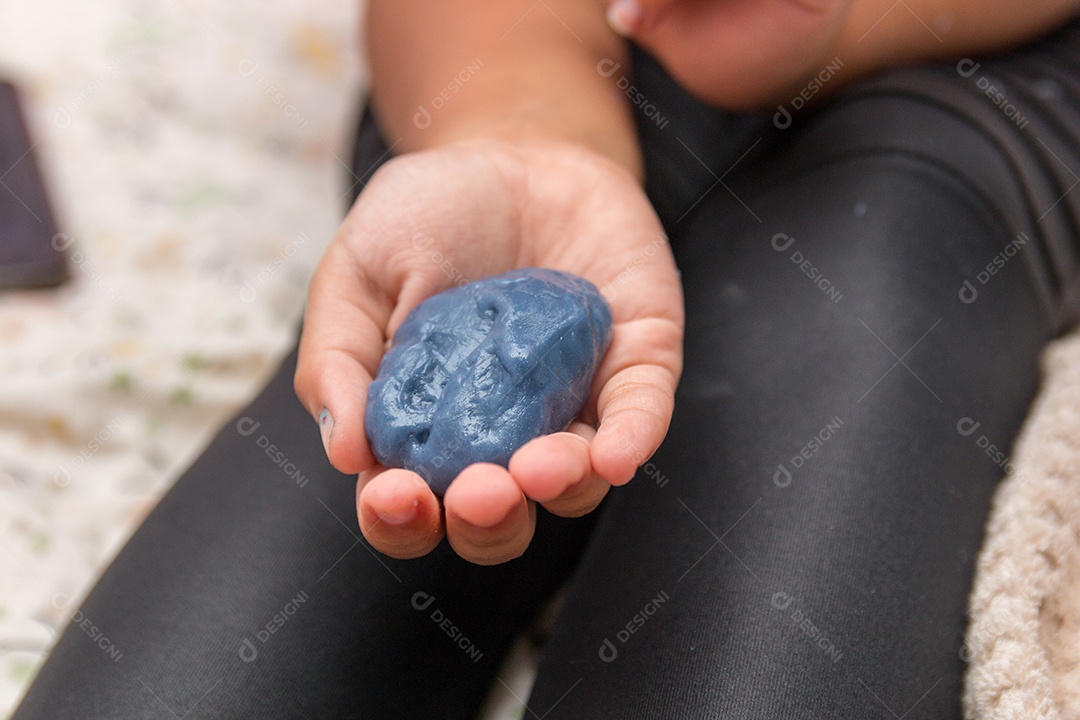 criança brincando com slime play no Rio de Janeiro.
