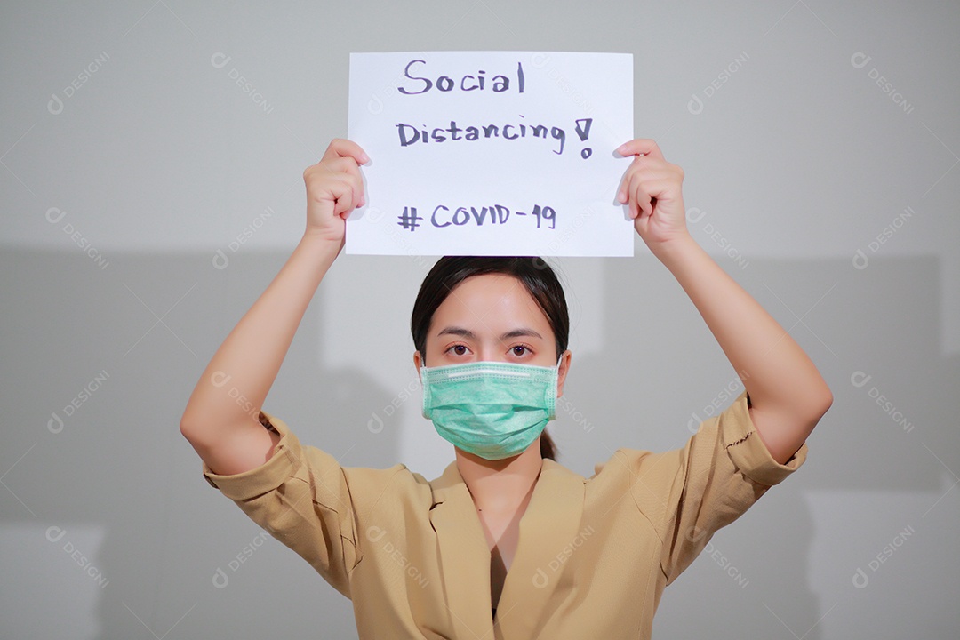 Mulher com seu papel mostra a tela para informar seus funcionários