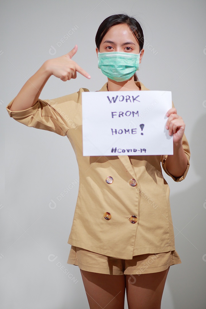 Mulher com seu papel mostra a tela para informar seus funcionários