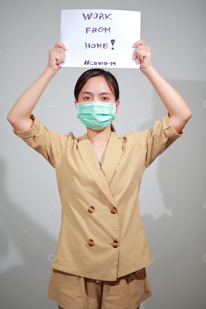 Mulher com seu papel mostra a tela para informar seus funcionários