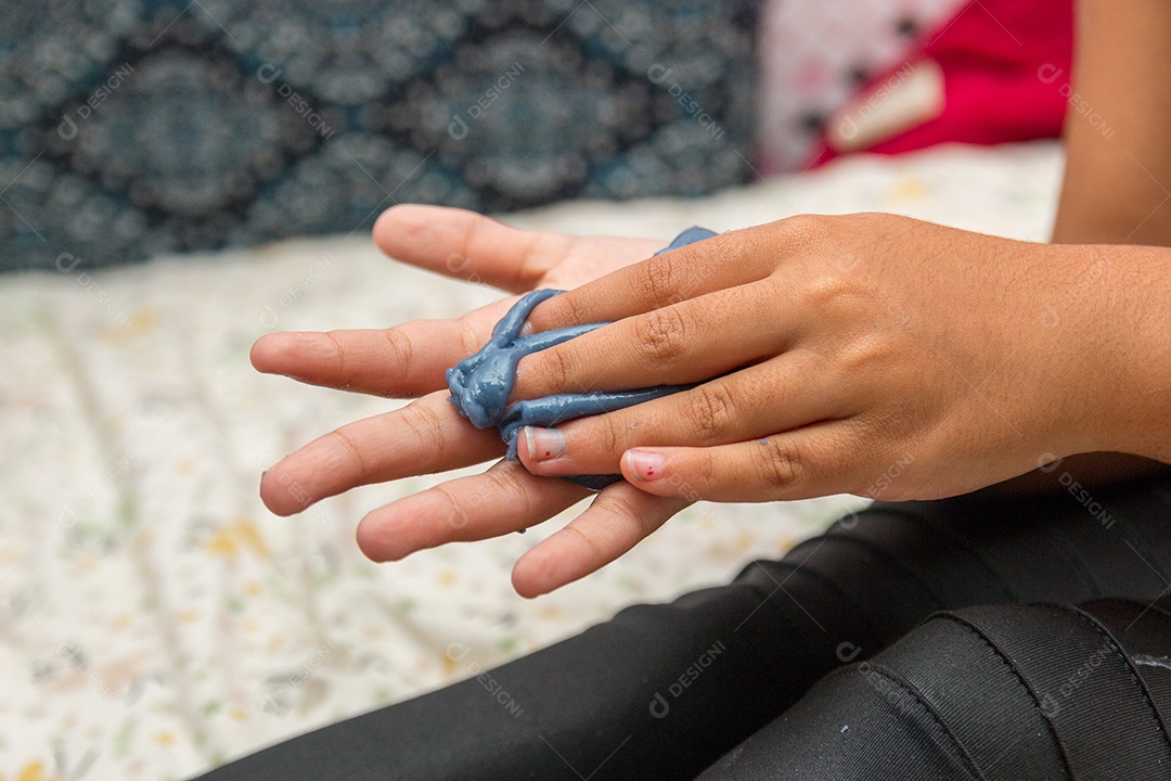 criança brincando com slime play no Rio de Janeiro.