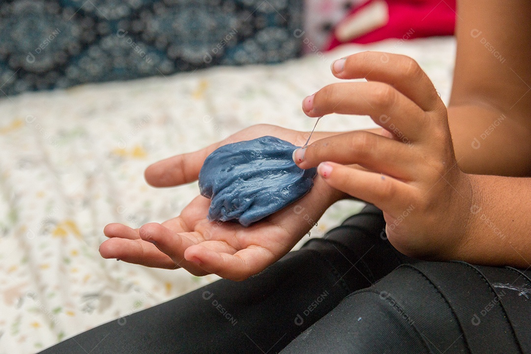 criança brincando com slime play no Rio de Janeiro.
