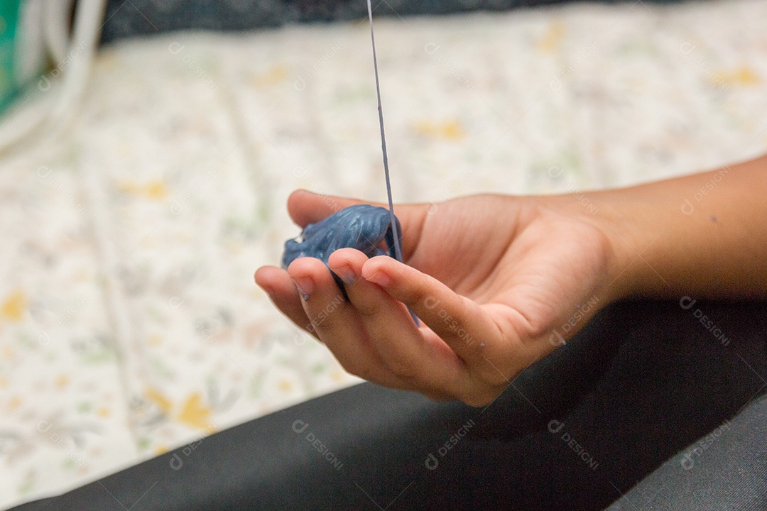 criança brincando com slime play no Rio de Janeiro.