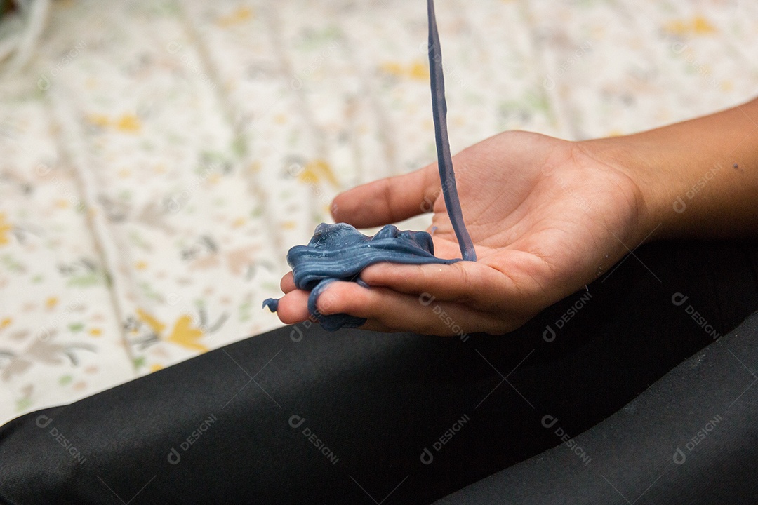 criança brincando com slime play no Rio de Janeiro.