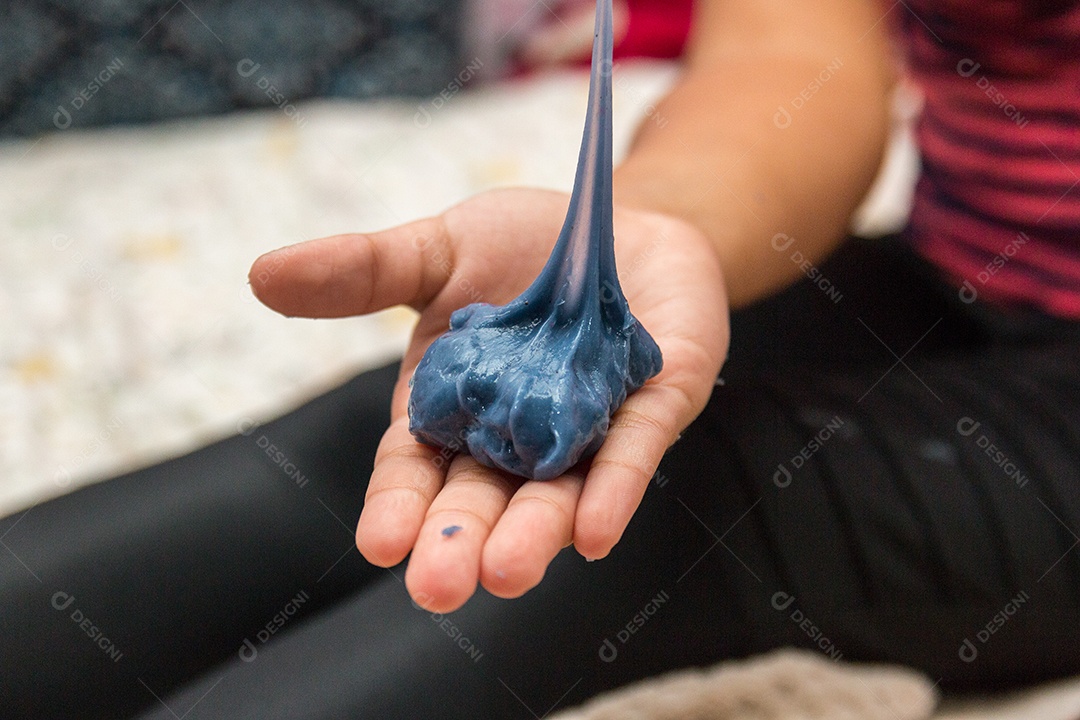 criança brincando com slime play no Rio de Janeiro.