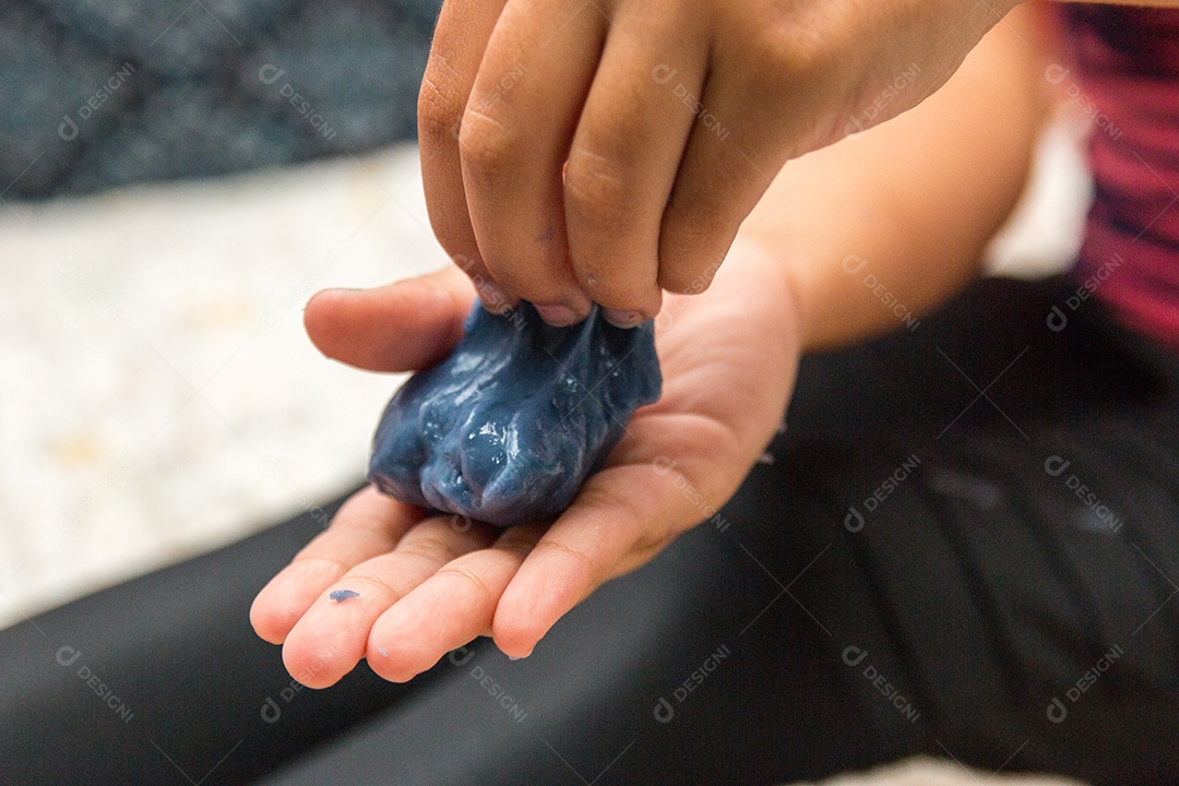 criança brincando com slime play no Rio de Janeiro.