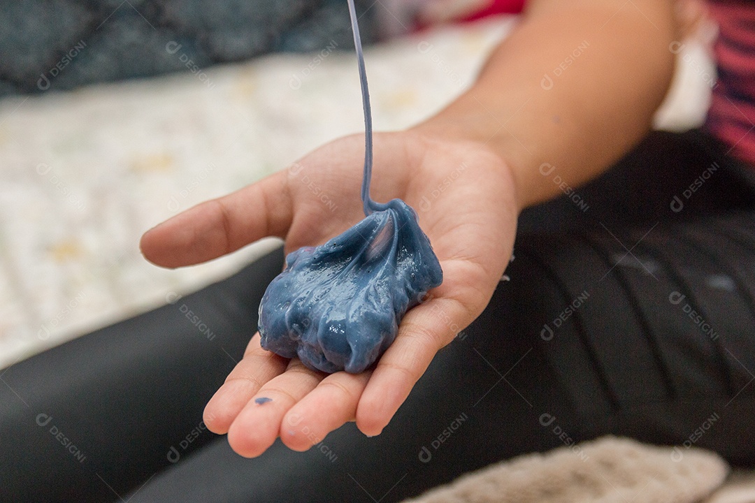 criança brincando com slime play no Rio de Janeiro.