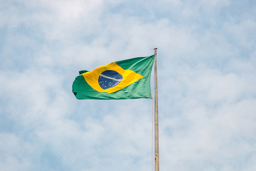 bandeira do brasil ao ar livre com um lindo céu azul no Rio de Janeiro.