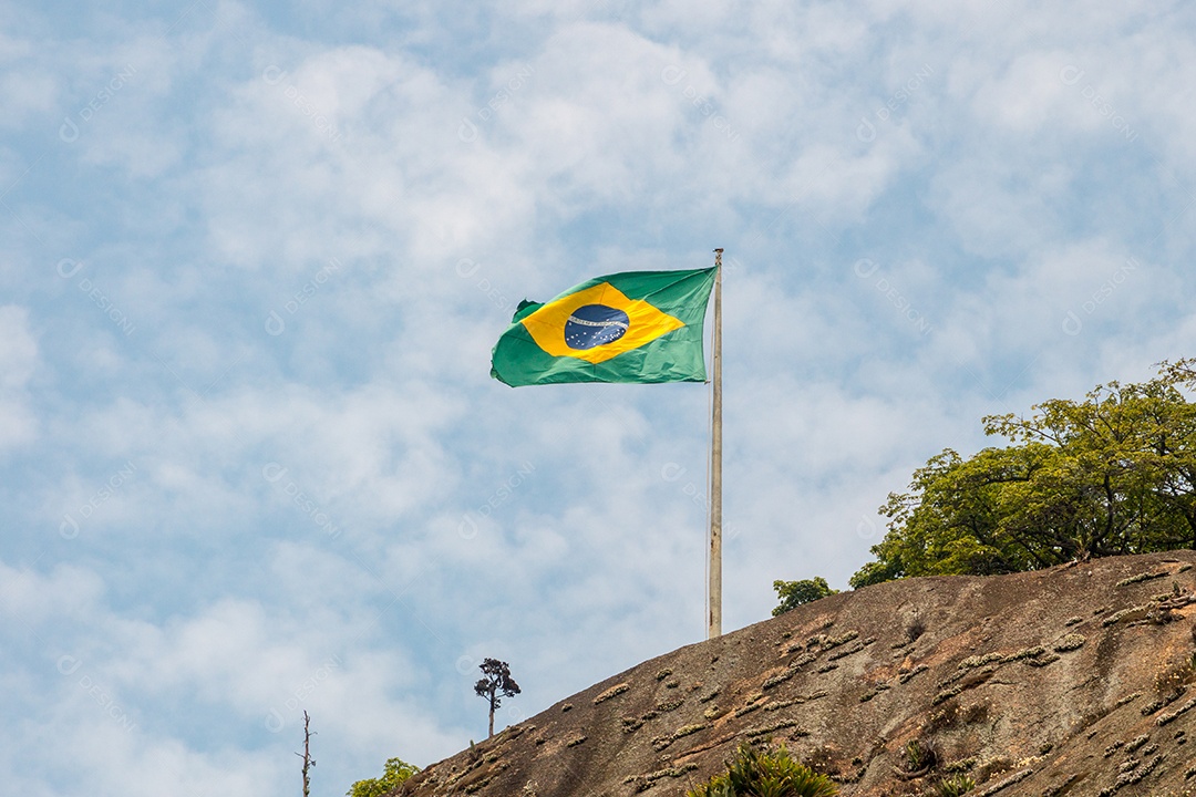 bandeira do brasil ao ar livre com um lindo céu azul no Rio de Janeiro.