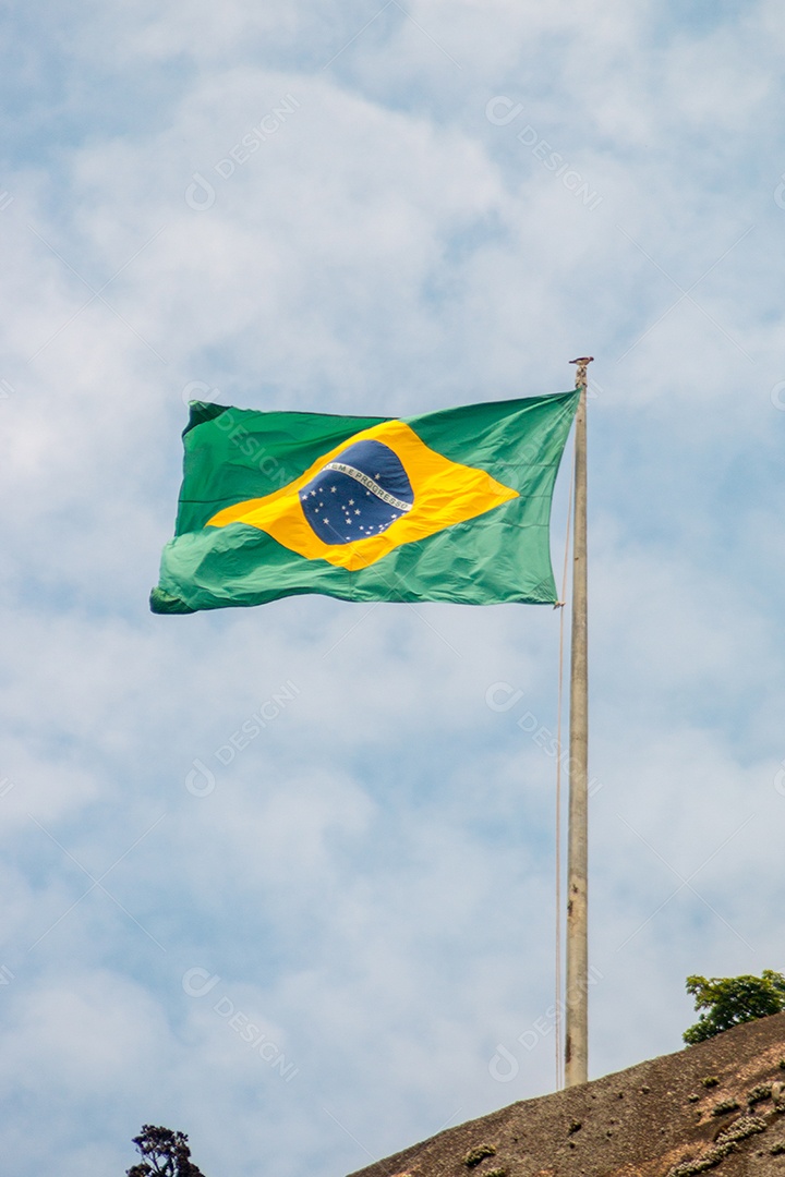 bandeira do brasil ao ar livre com um lindo céu azul no Rio de Janeiro.