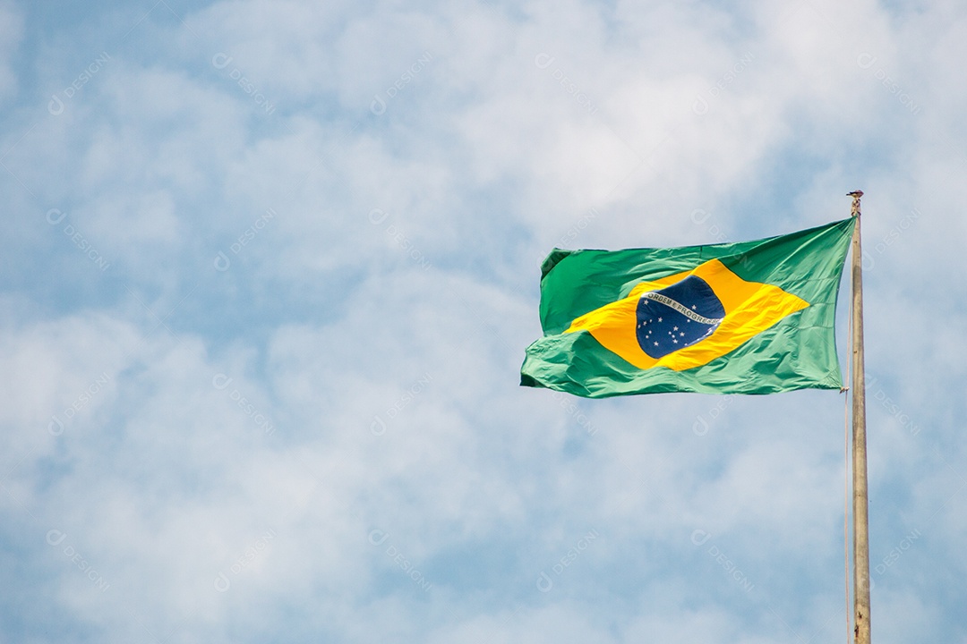 bandeira do brasil ao ar livre com um lindo céu azul no Rio de Janeiro.