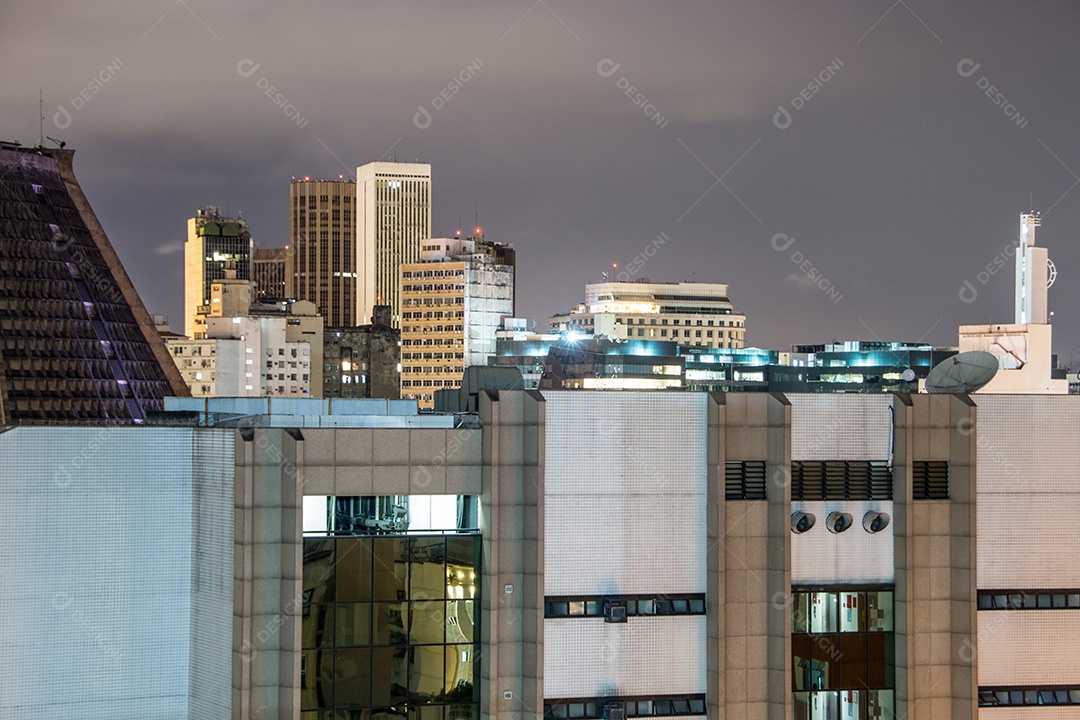 visão noturna do alto de um prédio no centro do rio de janeiro.