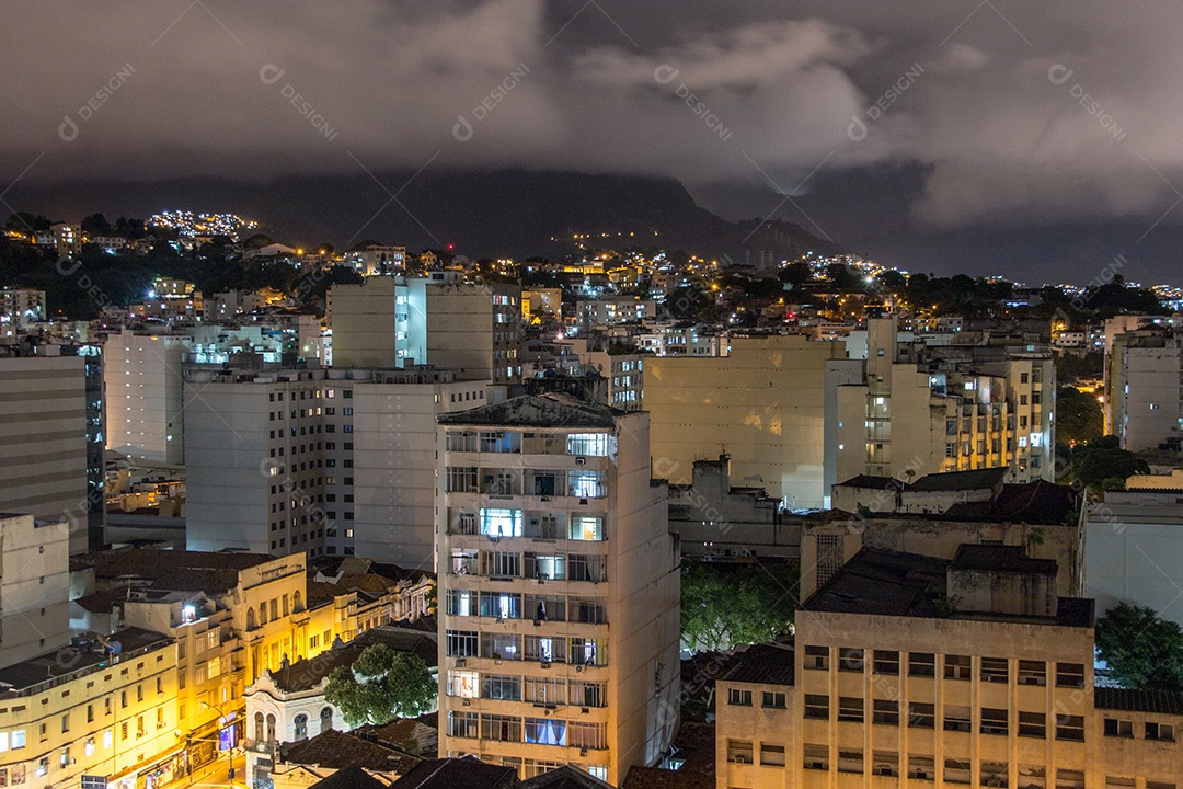 visão noturna do alto de um prédio no centro do rio de janeiro.