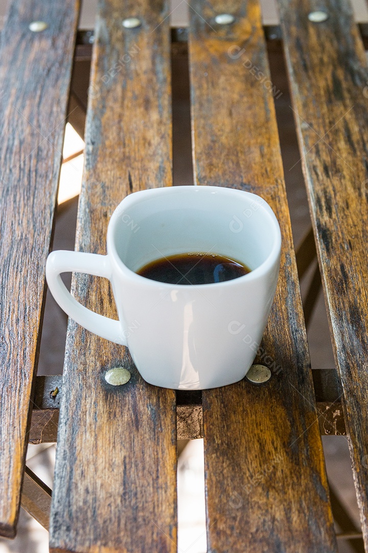 xícara de café em uma mesa de madeira no Rio de Janeiro.